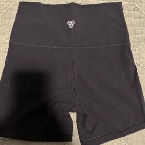 Aritzia TNA Atmosphere Butter 4” Short